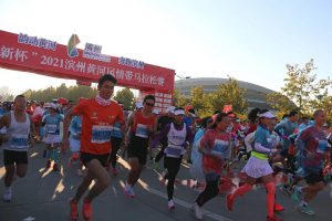 万人竞逐滨州黄河风情带马拉松丨全民参与共享健身盛会